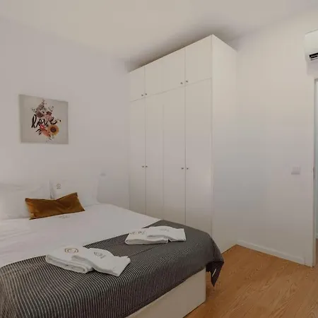 Apartment In Alfandega By Best2stay